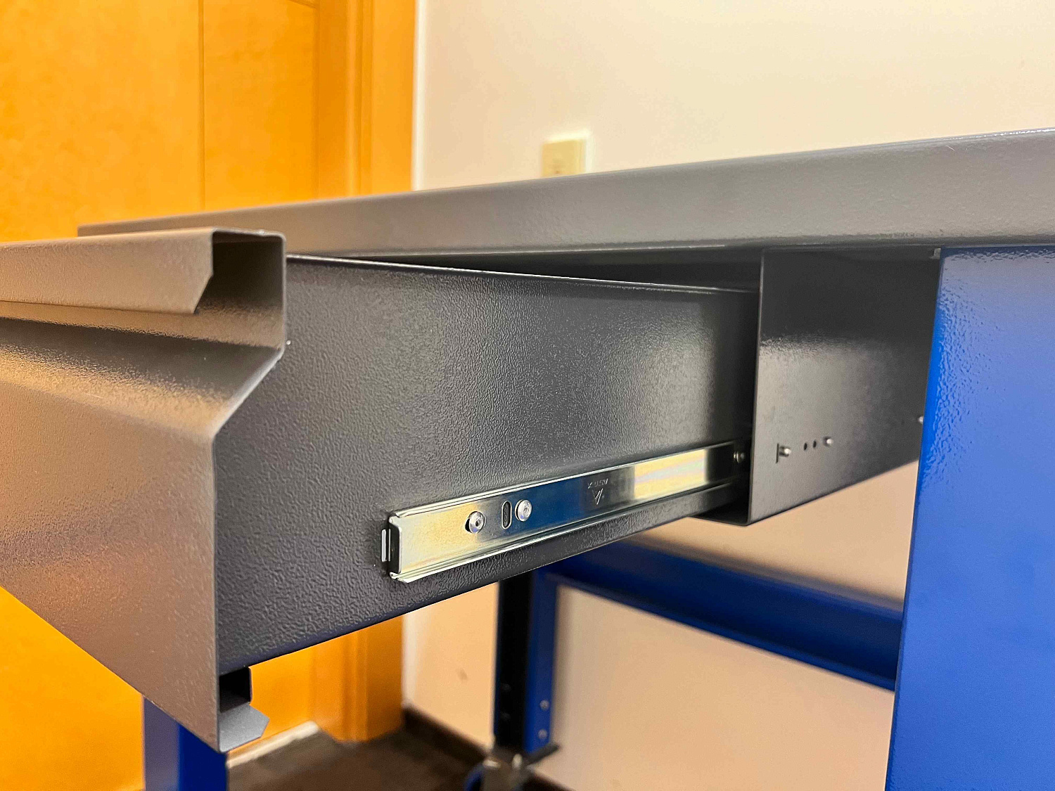 PLC 10.1 Стол металлический промышленный 1000x700 мм с ящиком